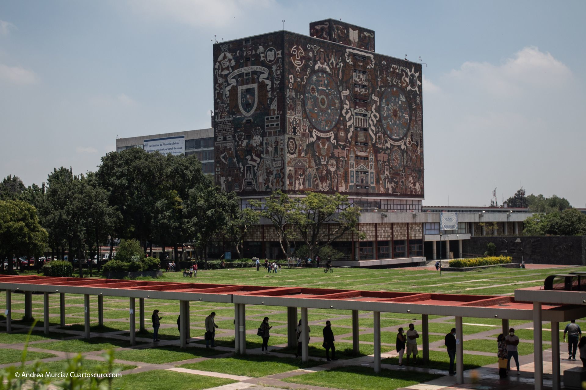 UNAM lamenta suspensión concedida a Yasmín Esquivel