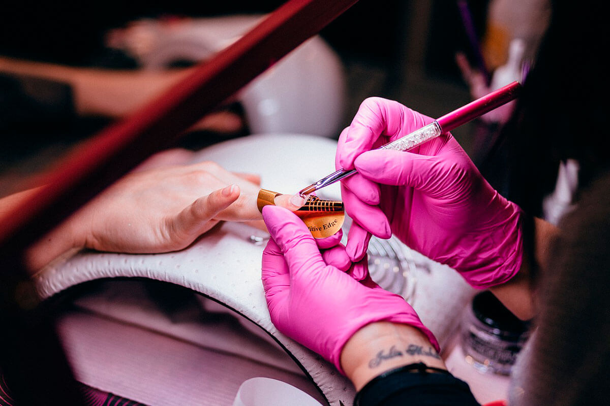Abren cursos gratis para poner uñas, pestañas y barbería en Puebla