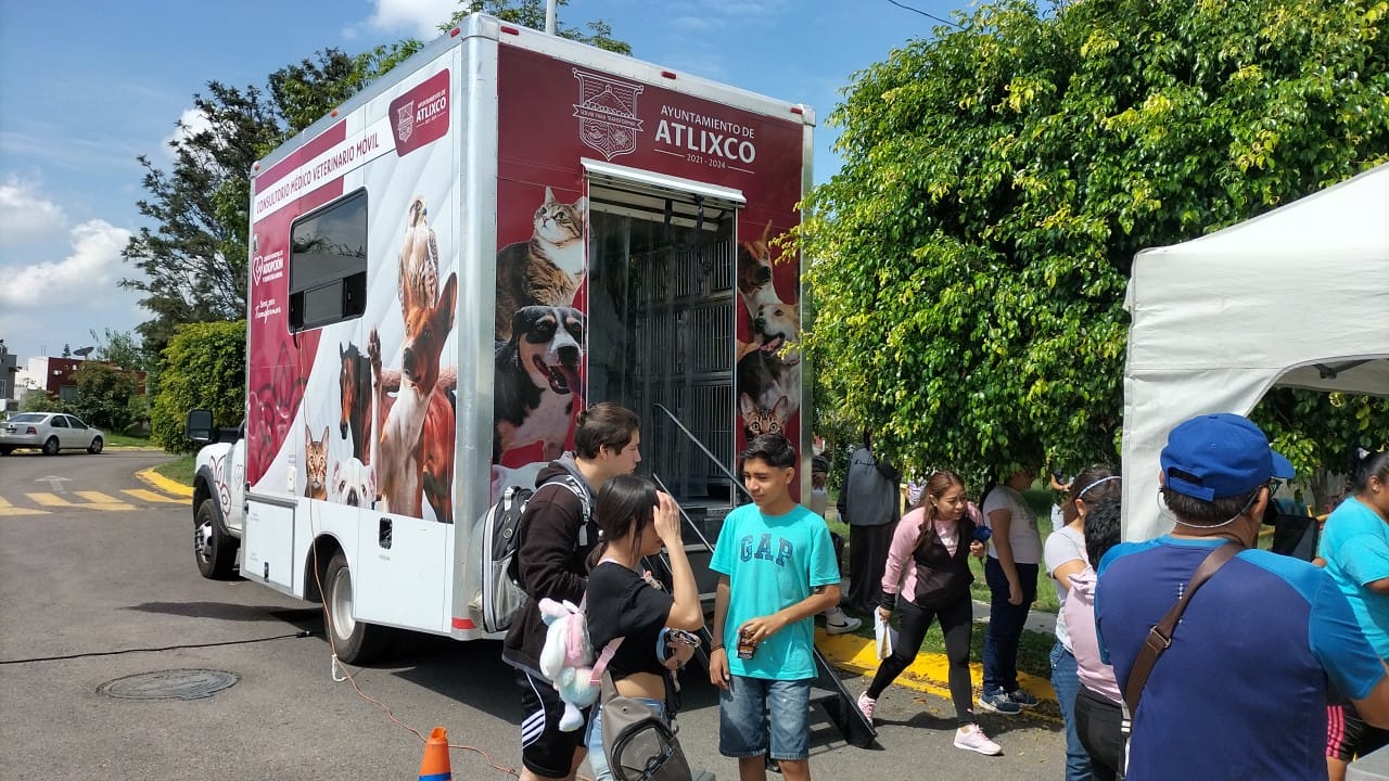 Ayala entrega consultorio veterinario móvil en Atlixco