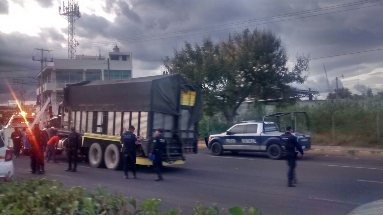 Policías disparan a camión sospechoso de llevar combustible robado