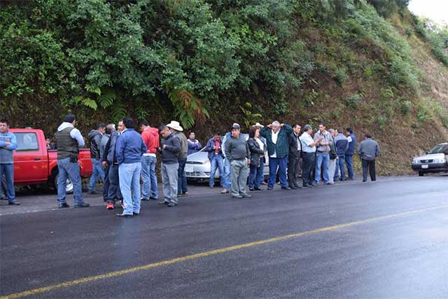 Transportistas se unen contra unidades piratas en Zacapoaxtla