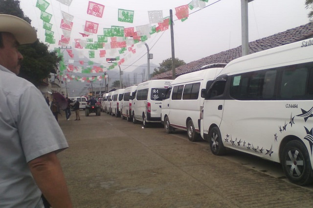 Retienen transporte público por invasión de ruta en Chiconcuautla