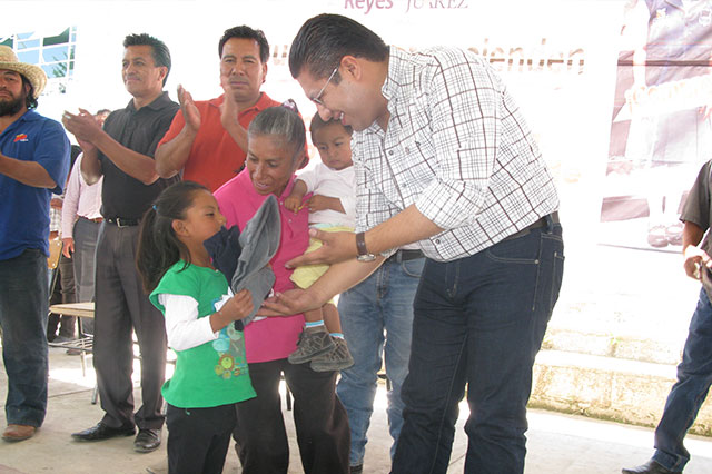 Entregó alcalde de Los Reyes uniformes gratuitos a niños