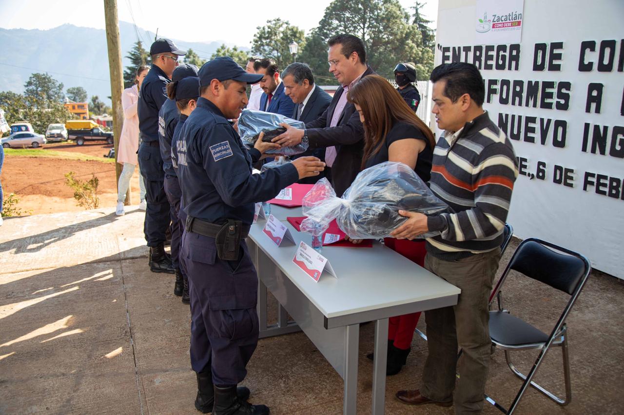 Entregan constancias y uniformes a policías de Zacatlán