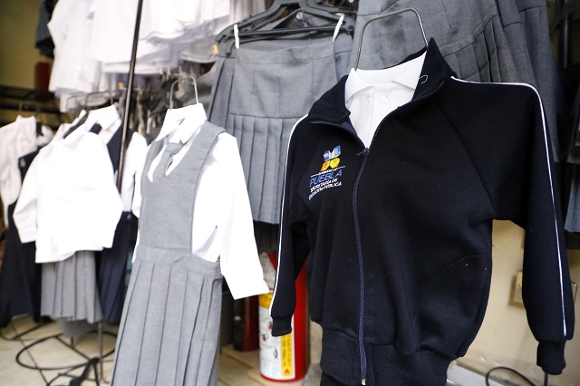 Esperan maquiladoras contratos de uniformes escolares del estado