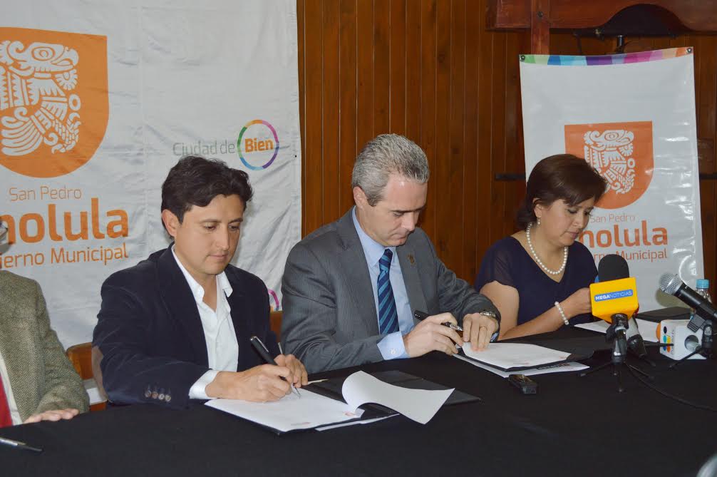 Firman convenio UPAEP y San Pedro para fortalecer políticas públicas