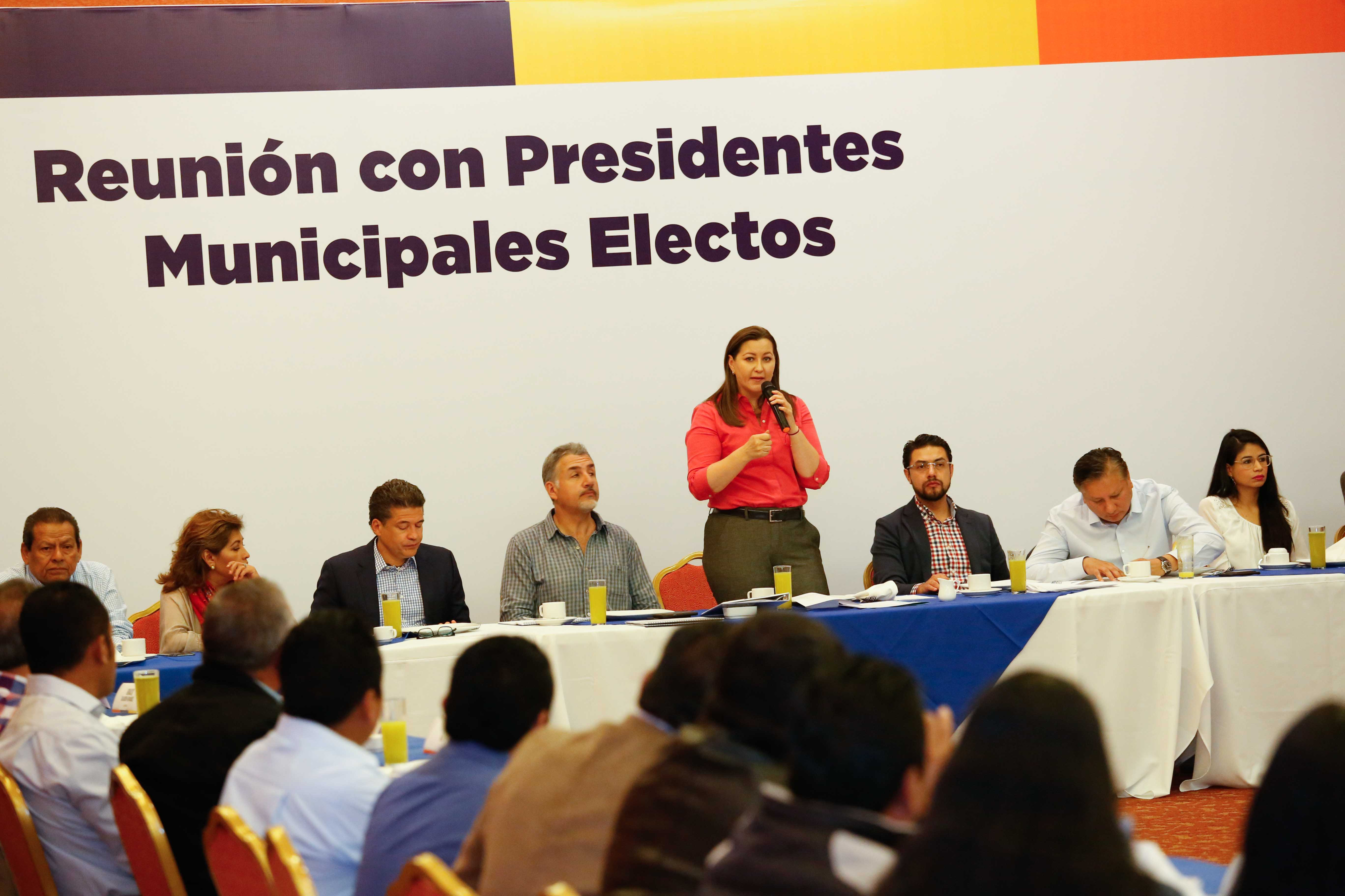 Se reúne Martha Erika Alonso con alcaldes electos 