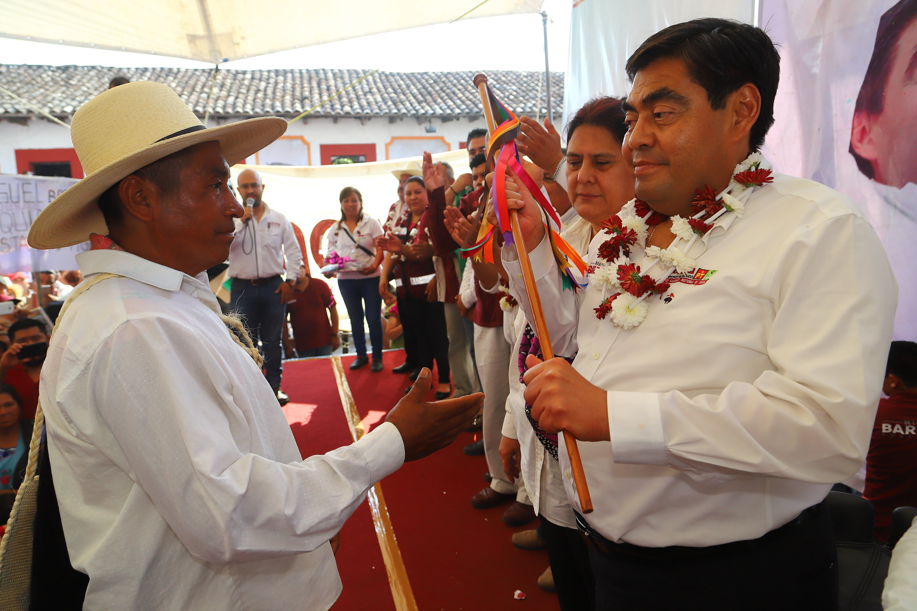 En Cuetzalan Barbosa promete mejorar carretera Interserrana