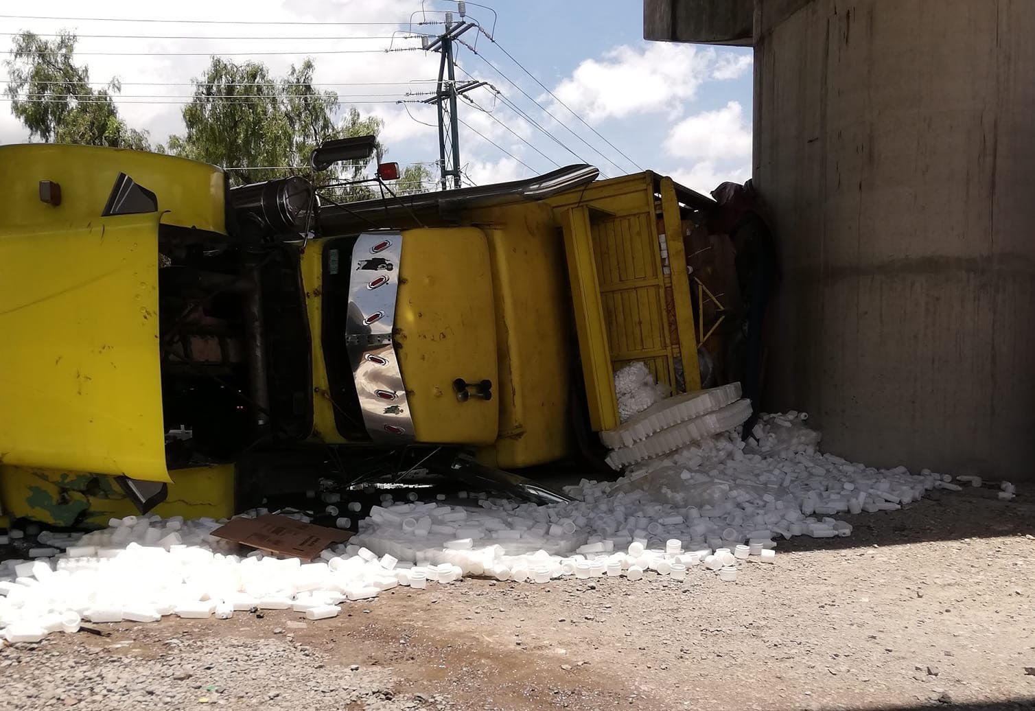 Vuelca camión de frutas al huir de robo en Cuapiaxtla