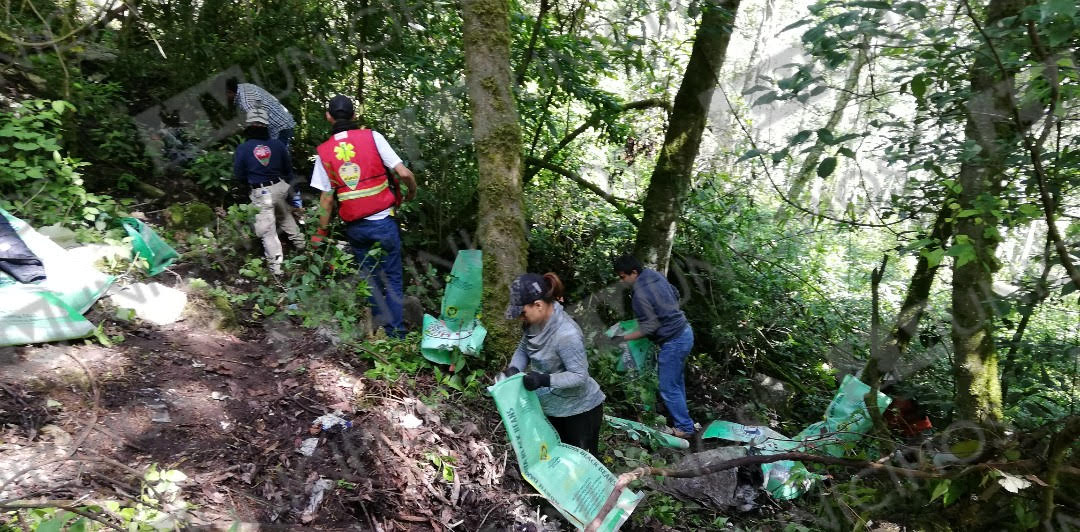 Por su cuenta, ciudadanos limpian barrancas en Zacapoaxtla