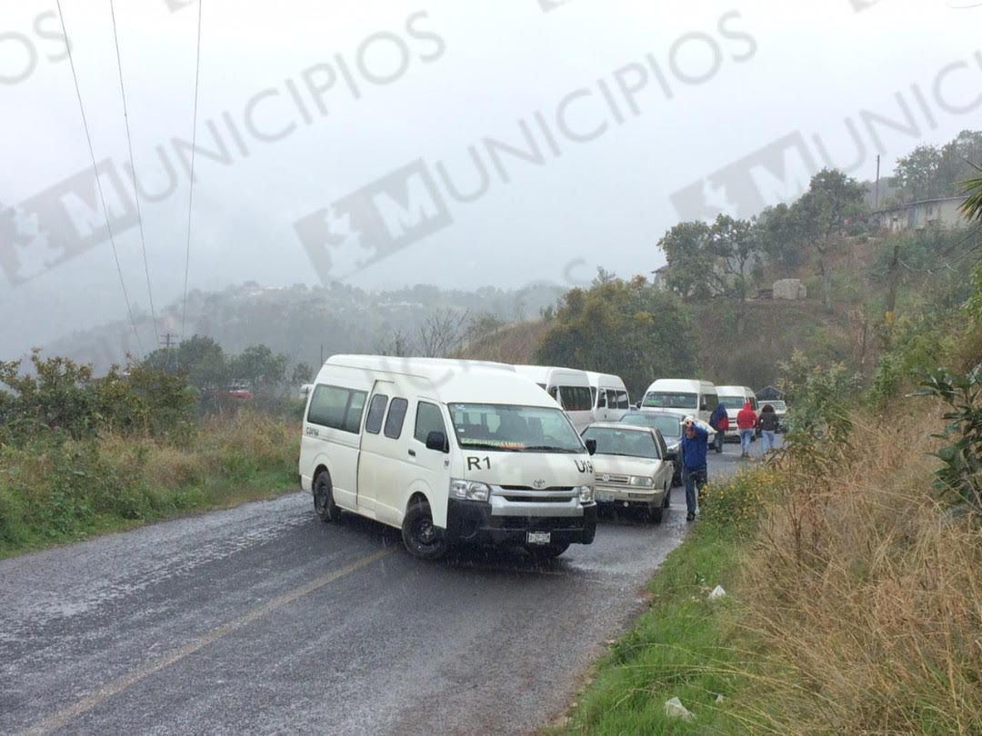 Cierran transportistas carretera en Zacapoaxtla, exigen salida de piratas
