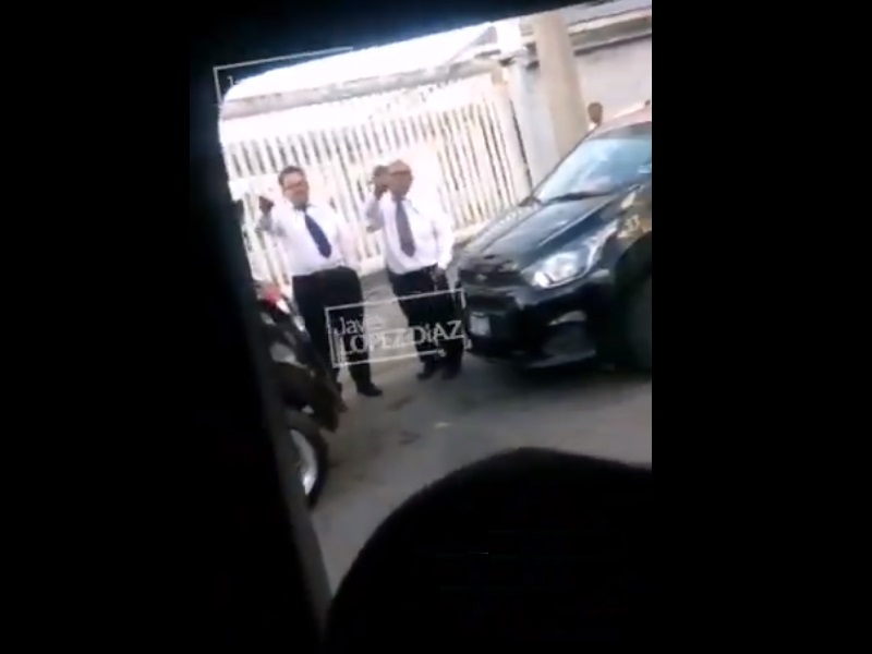 VIDEO Taxistas de la CAPU revientan medallón de auto con familia dentro