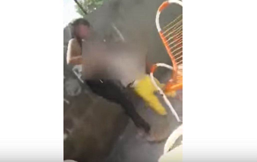 VIDEO Te voy a hacer hombre, dice mujer al golpear a su hijo de 2 años