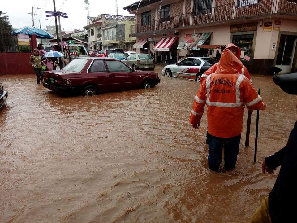 Intensa lluvia inunda calles en centro y colonias de Zacatlán