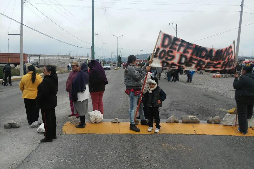 Opositores a parque eólico cierran carretera El Seco-Azumbilla