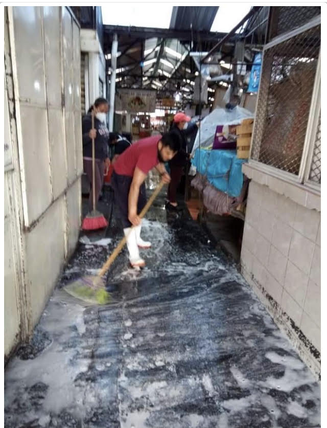 Limpian y fumigan el mercado turístico de Atlixco