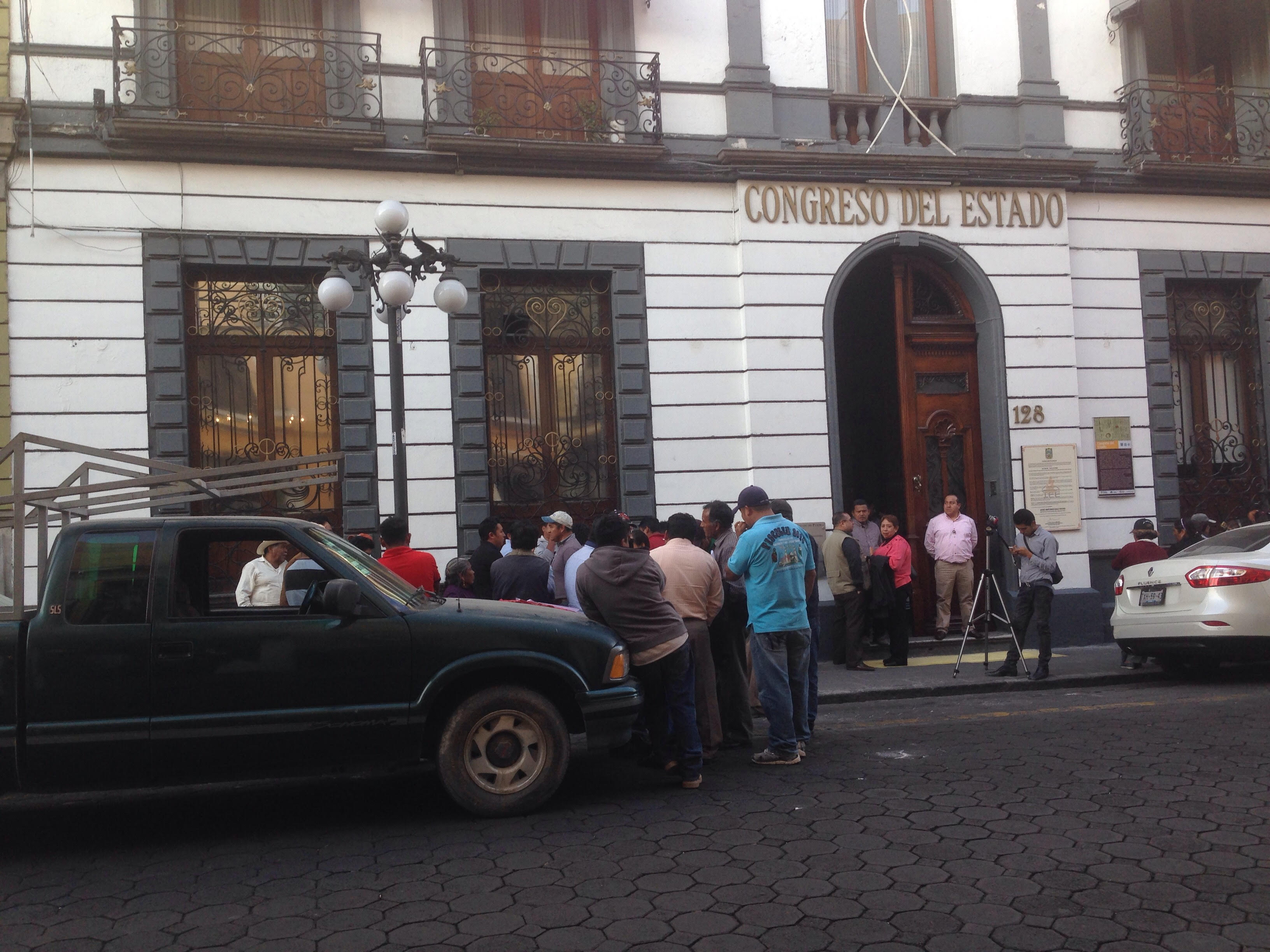 Pobladores de Yehualtepec exigen renuncia del edil José Luis Tenorio
