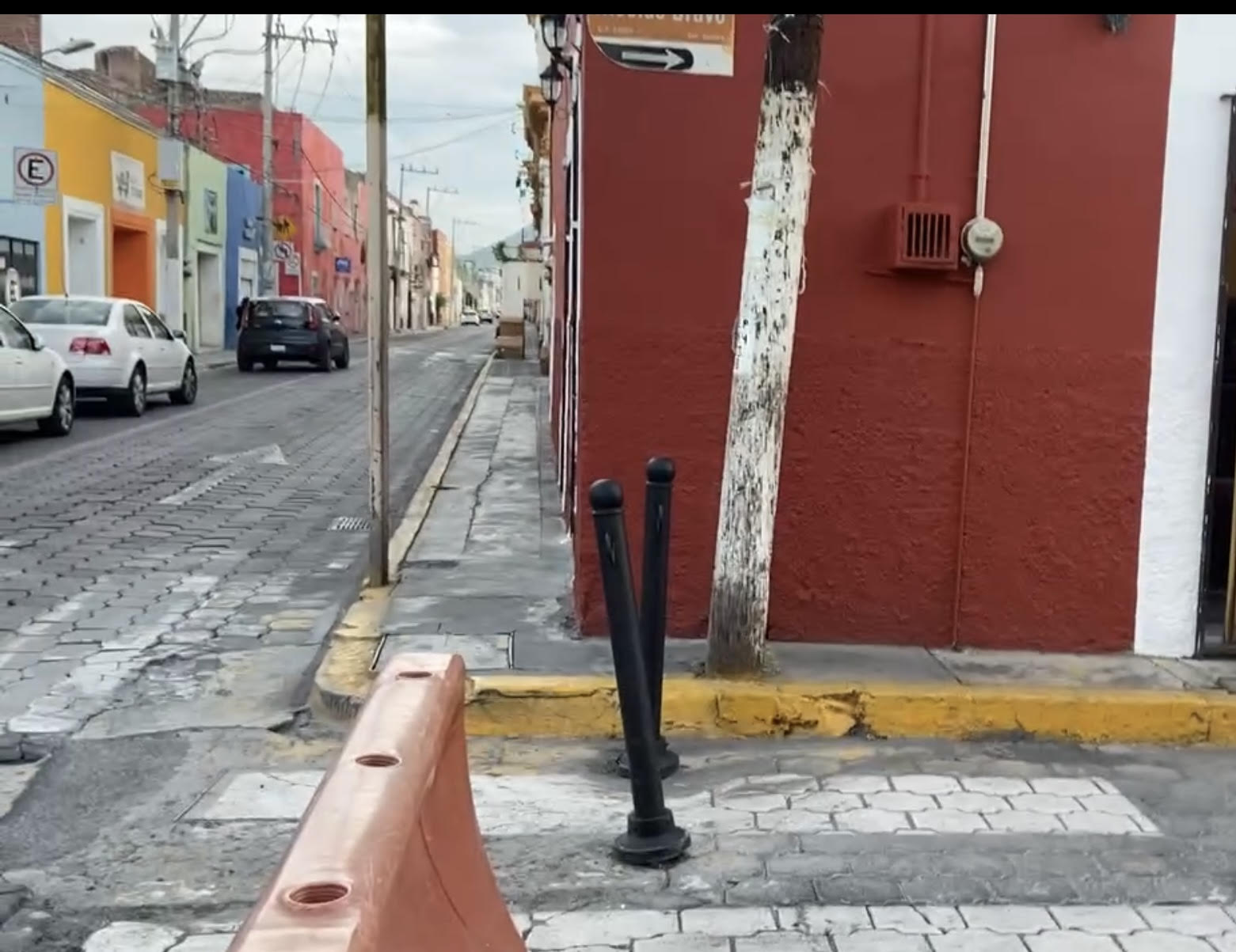 Retiran bolardos recién instalados en calle céntrica de Atlixco