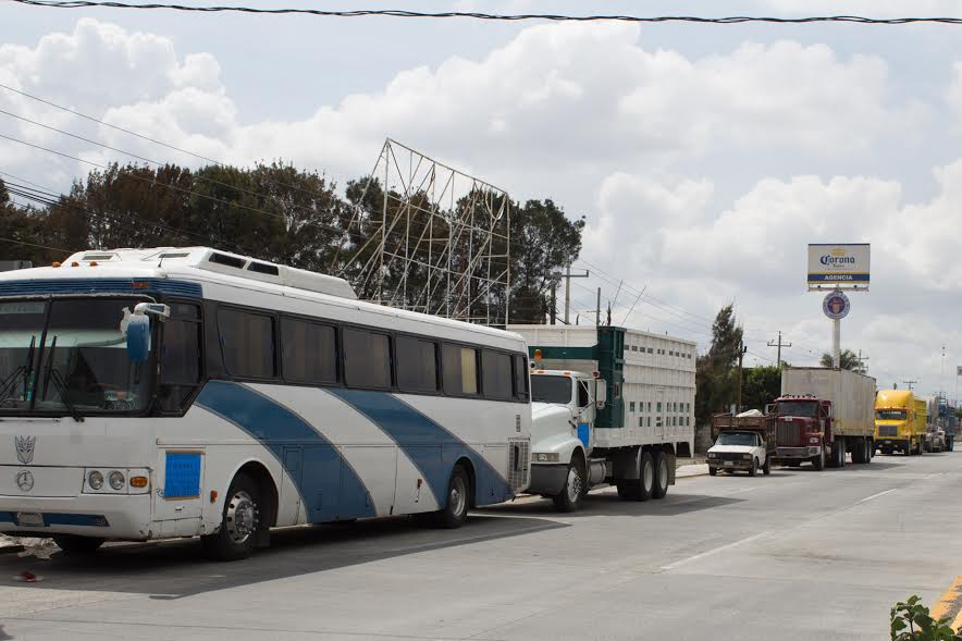 Transportistas protestan en la Cuacnopalan-Oaxaca por cambios en el sector