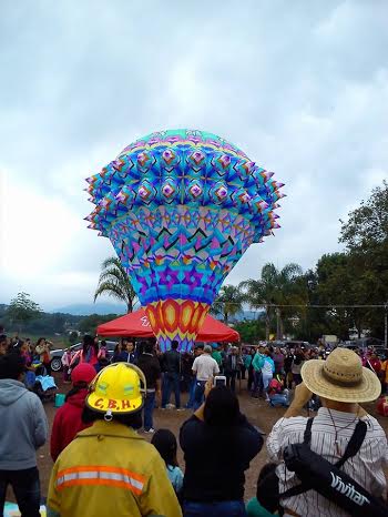 Miles disfrutan de los globos de cantoya en Tenango 