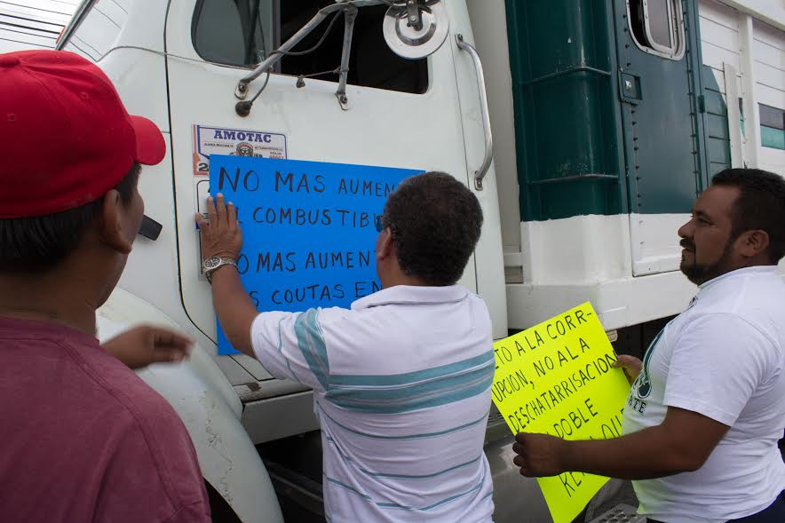 Transportistas protestan en la Cuacnopalan-Oaxaca por cambios en el sector