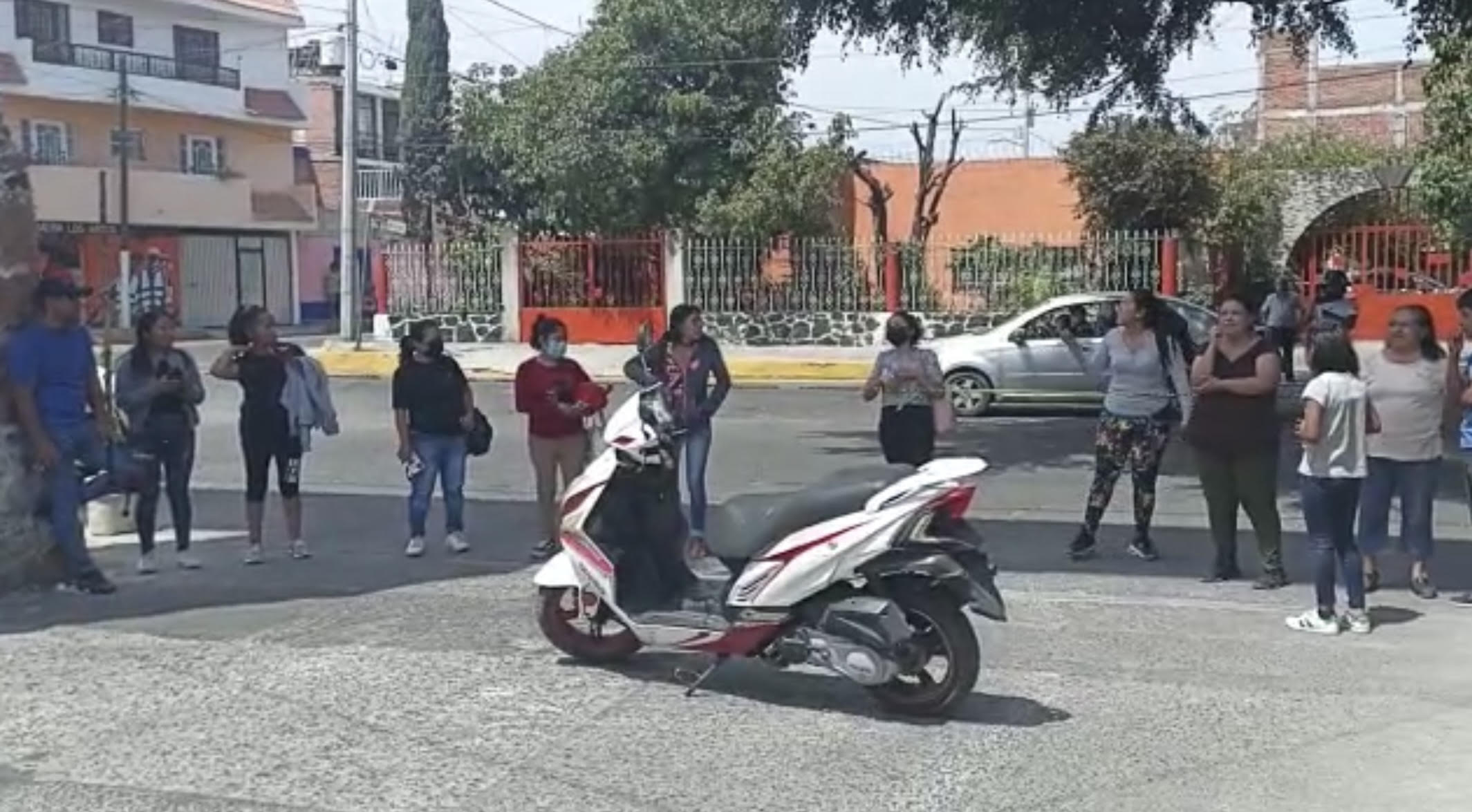 En Atlixco clausuran maquiladora y cierran calles afectados