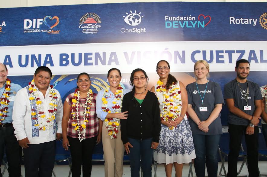 DIF Estatal y fundaciones donan lentes en la Sierra Norte de Puebla