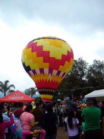 Miles disfrutan de los globos de cantoya en Tenango 