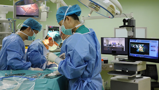 Médico chino logra cirugía remota desde Roma