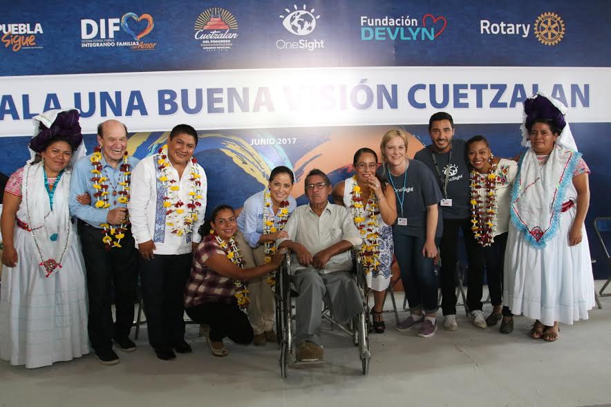 DIF Estatal y fundaciones donan lentes en la Sierra Norte de Puebla