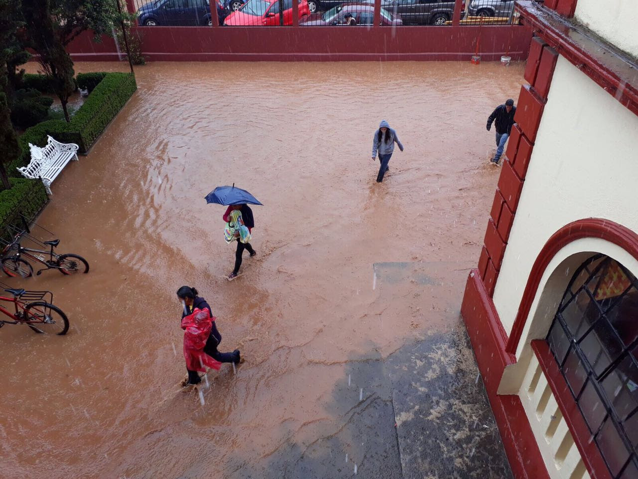 Intensa lluvia inunda calles en centro y colonias de Zacatlán