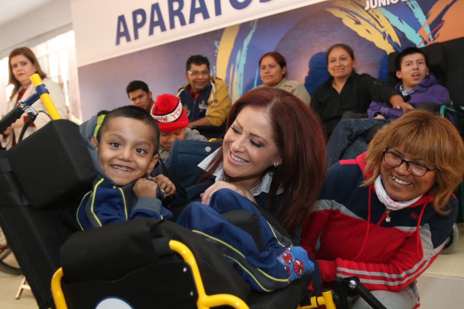 Dinorah López de Gali entrega apoyos a personas con discapacidad