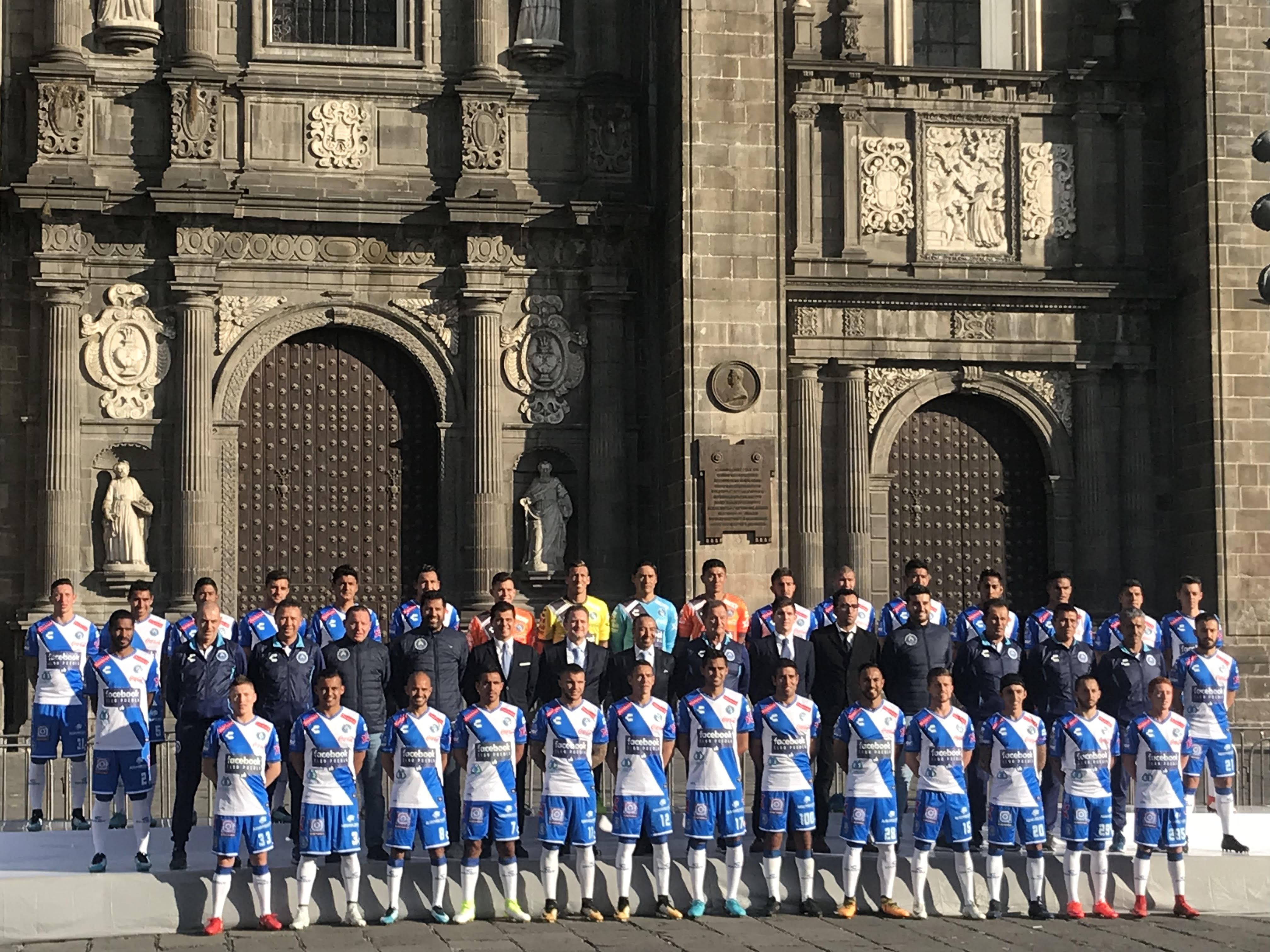 Club Puebla se toma la foto oficial en la Catedral de Puebla