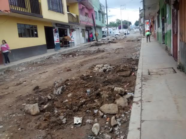 Protestan por retraso en pavimentación de calle en Huauchinango