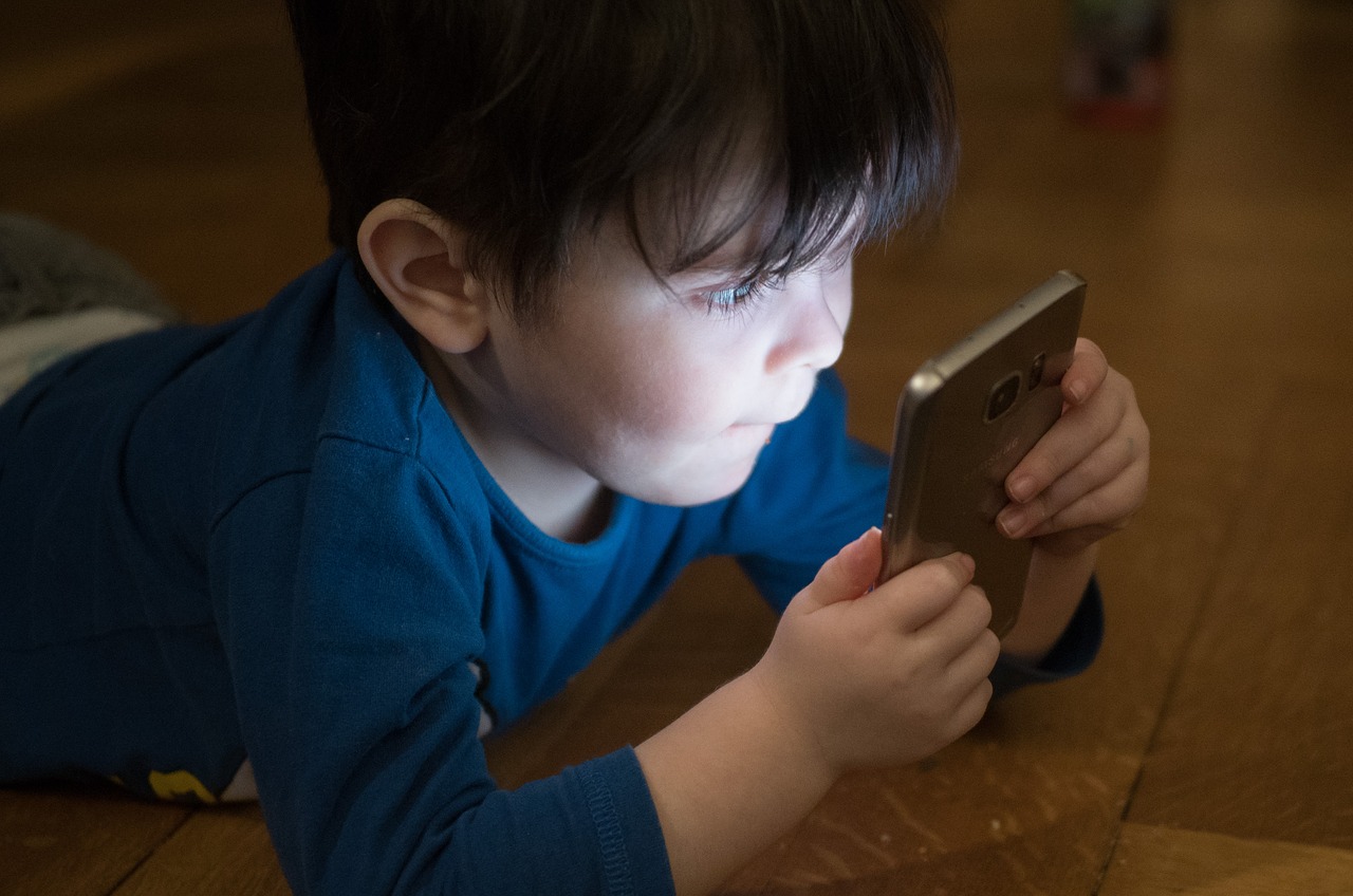Dispositivos digitales afectan el desarrollo cerebral antes de los 6 años