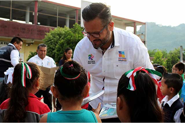 Entregan útiles escolares a estudiantes de primaria en Xicotepec
