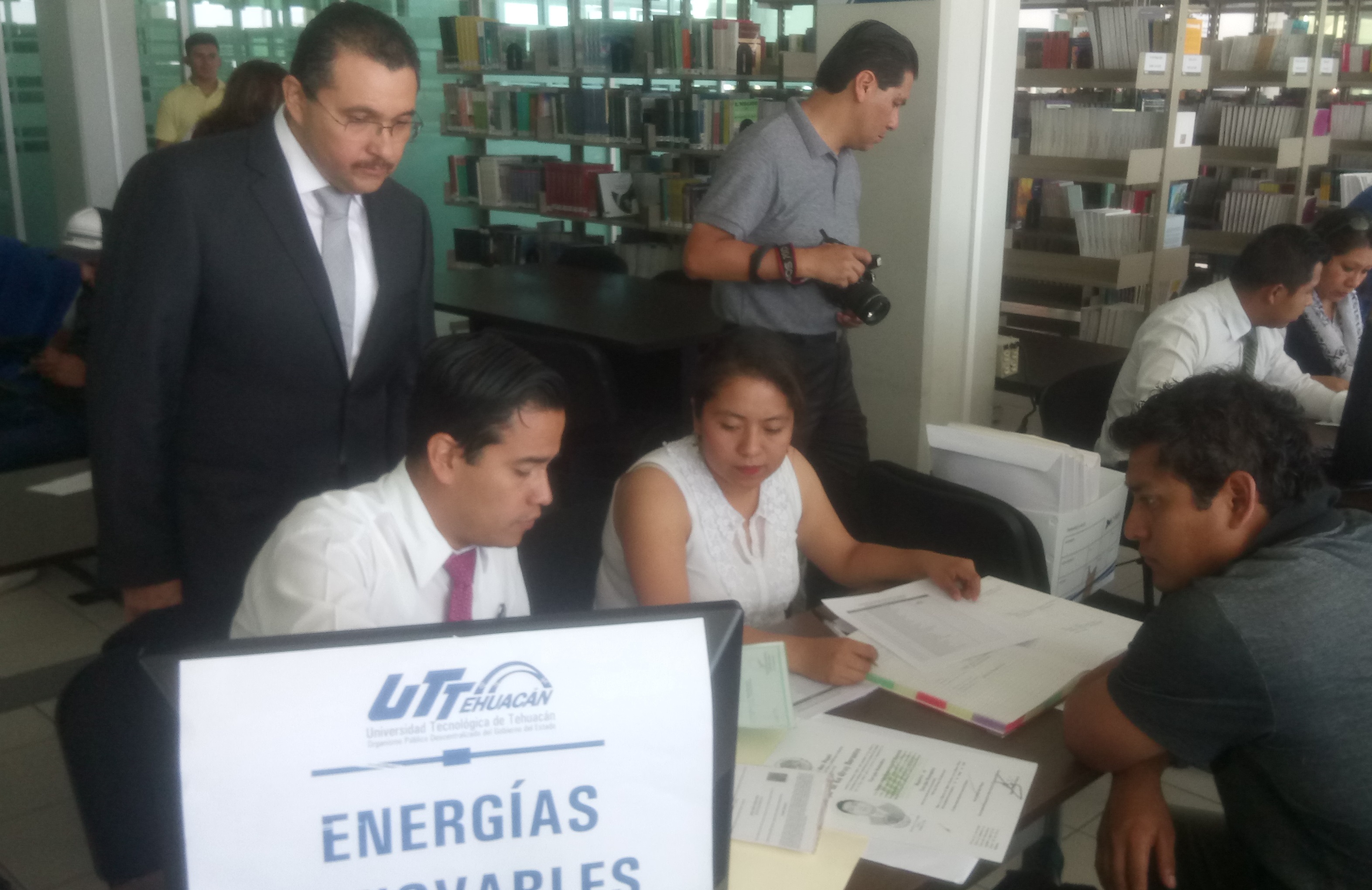 Entregan mil 311 títulos en la UTT; hay 30% rezagados