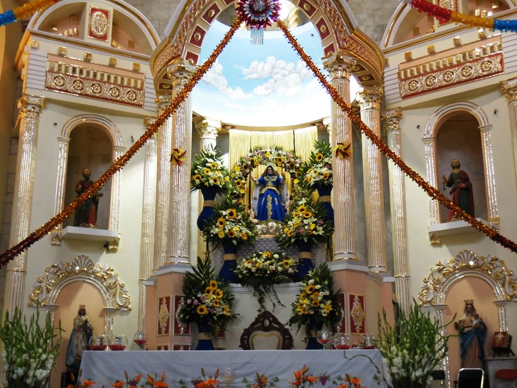 Con flores y frutas, miles celebran a la Virgen de la Asunción