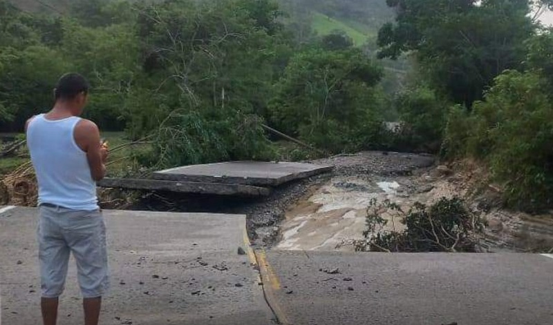 FOTOS Tormenta inunda casas y tira puente a pueblos del norte de Puebla