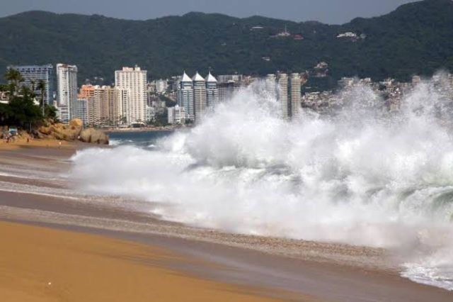 Alertan por mar de fondo en playas de Acapulco