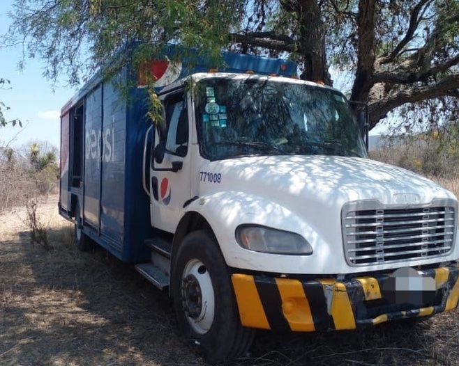 Ladrones abandonan camión de la Pepsi vacío en Tlacotepec