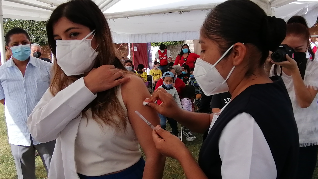 Empresarios piden agilizar vacunación para jóvenes en Puebla capital