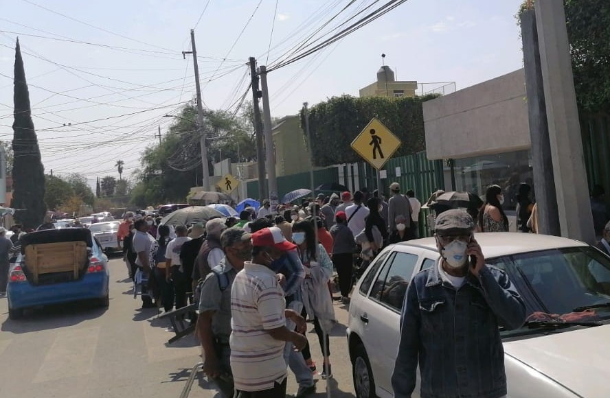 Con mejor logística, pero con retraso, segundo día de vacunación Covid en Tehuacán 