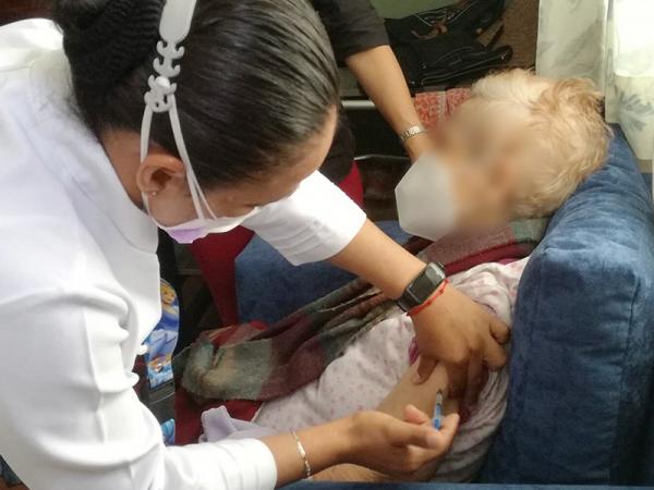 Seguirá aplicación de refuerzo para personas postradas