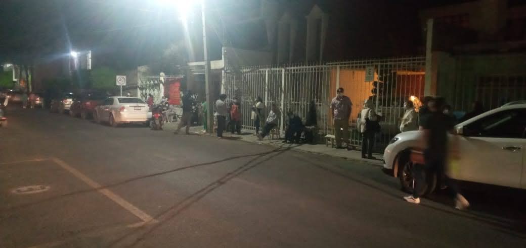 Hacen fila toda la noche en Tehuacán para registro de vacuna anticovid