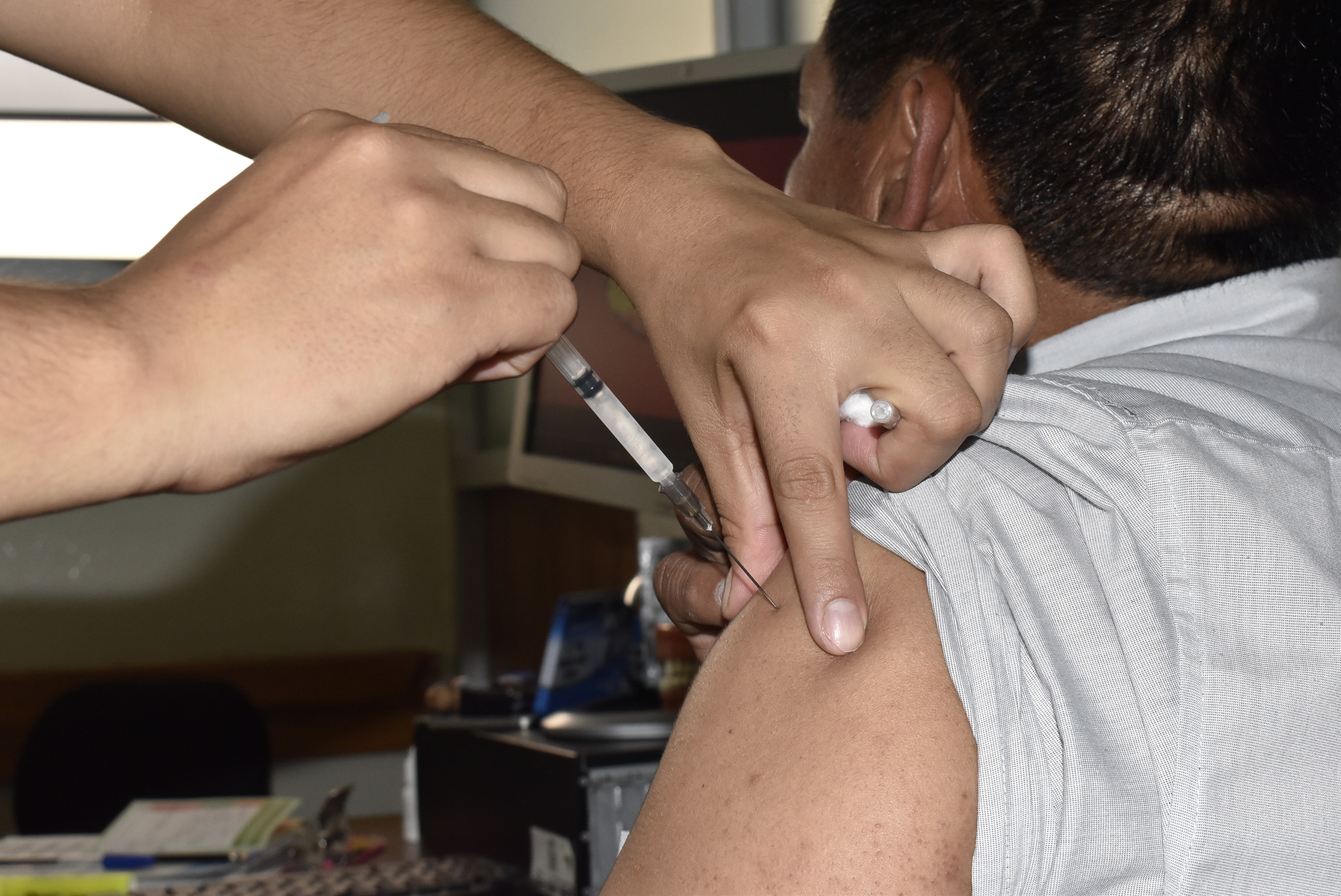 Inicia IMSS aplicación de vacuna contra influenza