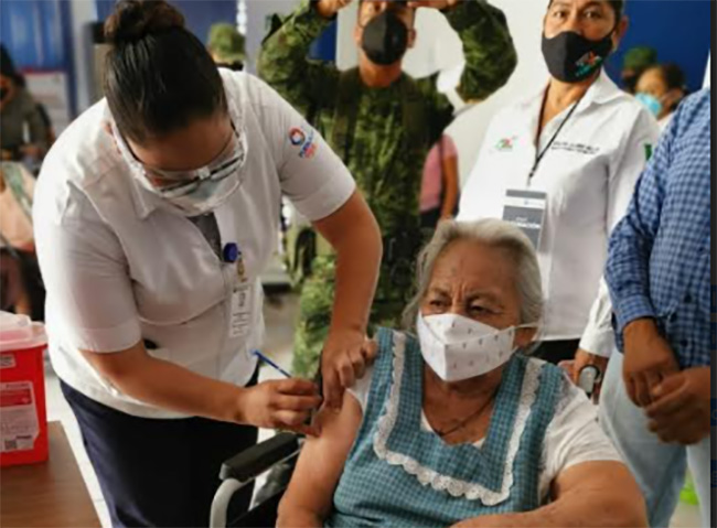 Personas de la tercera edad en Tilapa son vacunadas  contra Covid