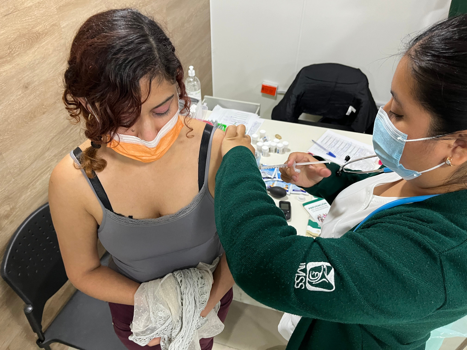 Invita IMSS Puebla a aplicar refuerzo de vacuna contra covid por temporada invernal