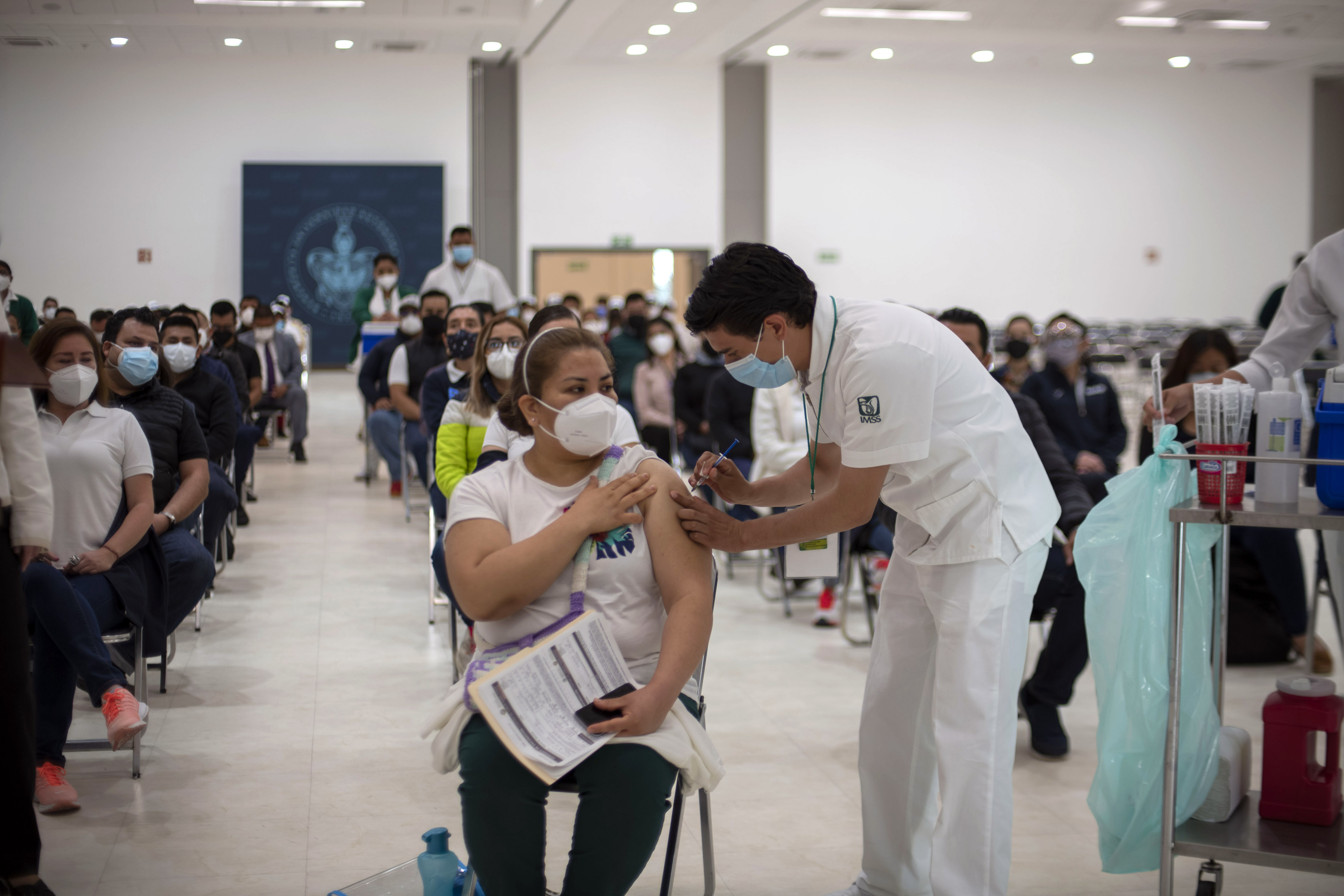 IMSS vacunará a 150 mil maestros en 20 sedes de Puebla  