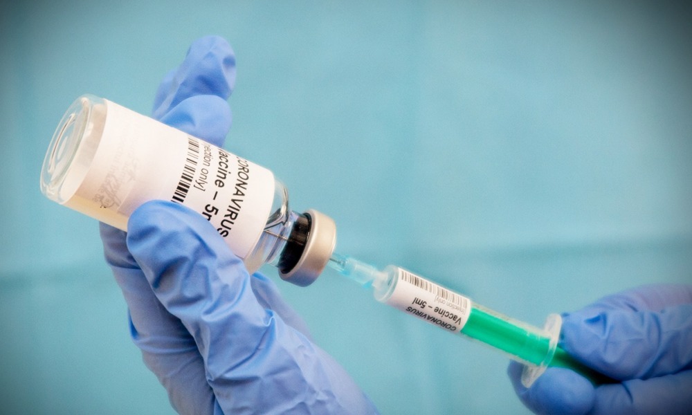 Mejora la salud de internista que tuvo reacción adversa a la vacuna Covid